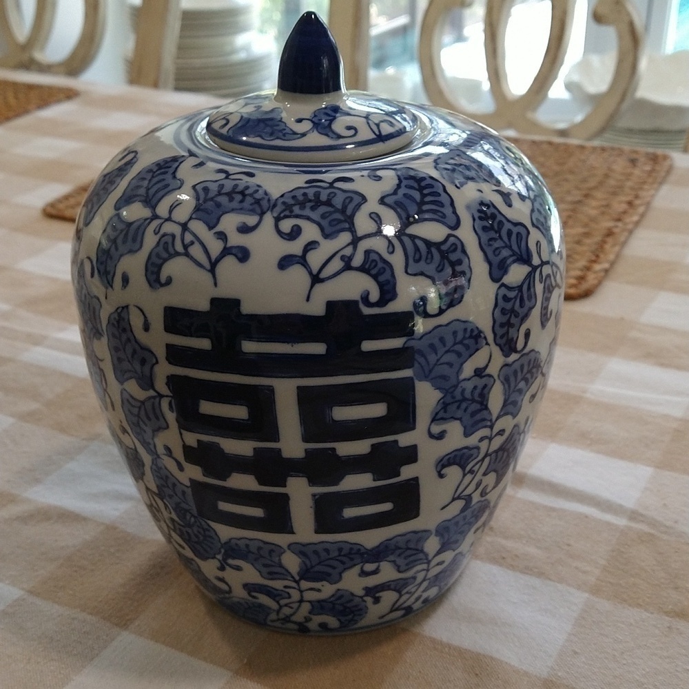 Oriental blue white double happiness Ginger Temple jar lid 8 x 6 1/2 chinoiserie